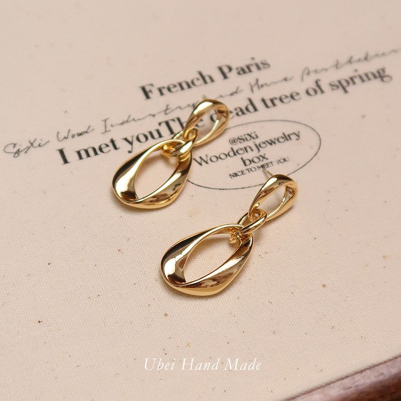 

Niche Style Handmade Patchwork Face Slimming Golden Hollow Earrings A Pair of Glossy Gold 925 Silver Stud Earrings