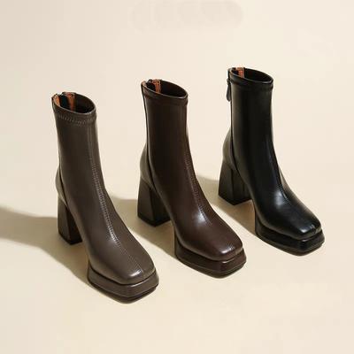 O Novo Estilo de Botas Curtas, Sapatos Femininos, Versáteis e Confortáveis, Botas de Bico Quadrado e Salto Bloco