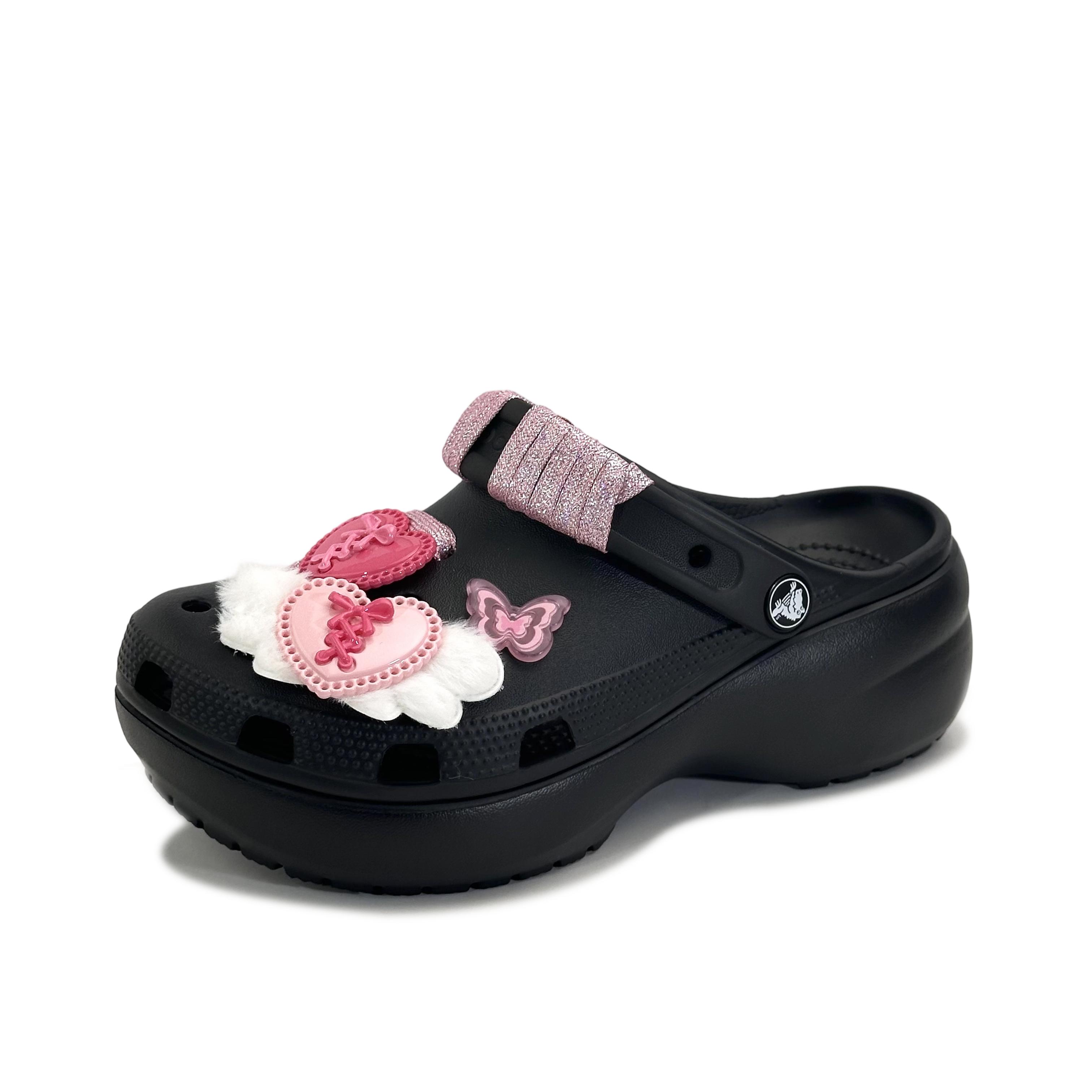 

Crocs Classic Platform Clog Barbie Sweetheart Игривые, Милые и Симпатичные Девичьи Сердечки Мода и Повседневность Академические Туфли с Отверстиями Женские Черные 37-38 чёрный