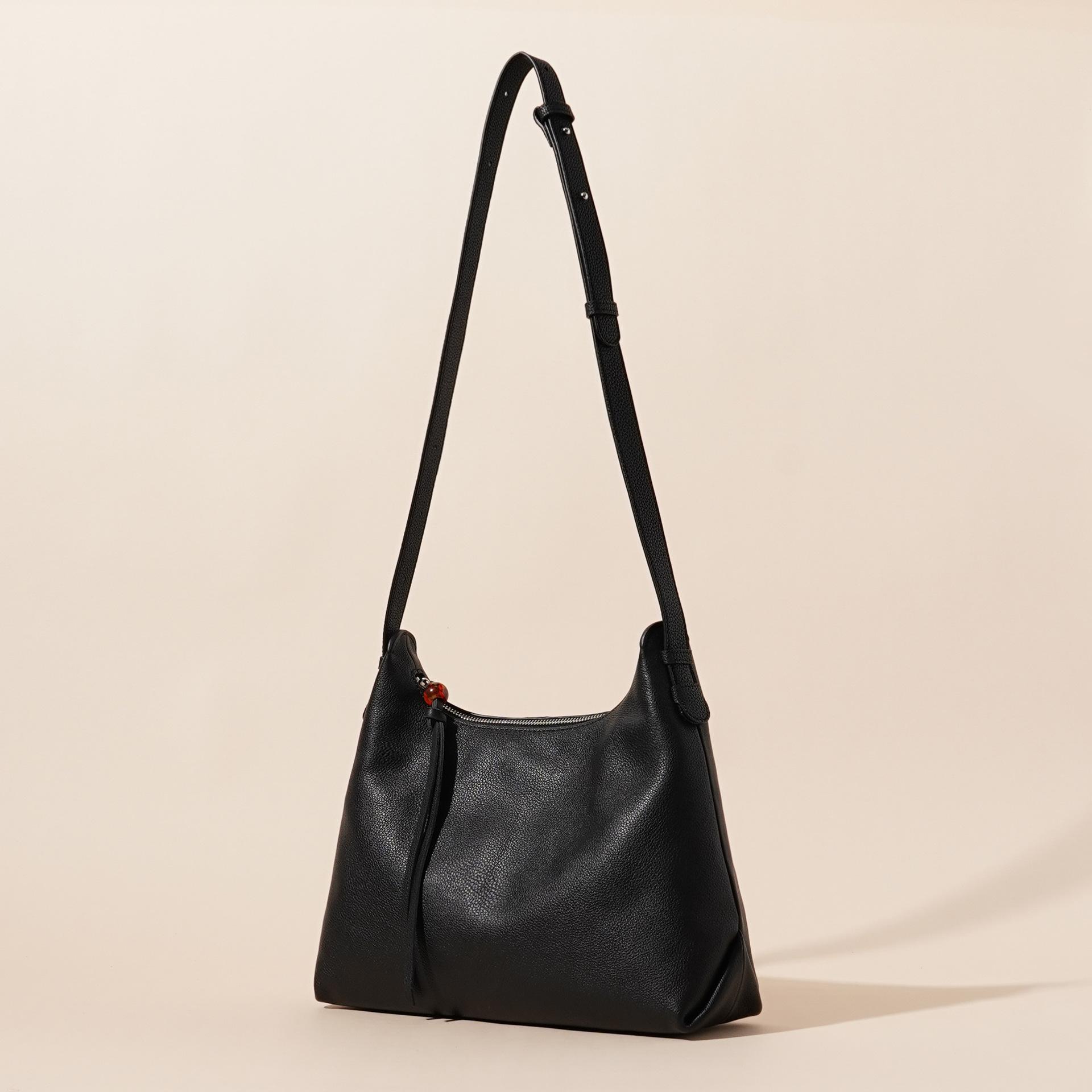 Leather women s bags, messenger bags, autumn and winter new soft leather underarm bags, women s large-capacity versatile shoulder bags, tote bags 31*10*23 чёрный