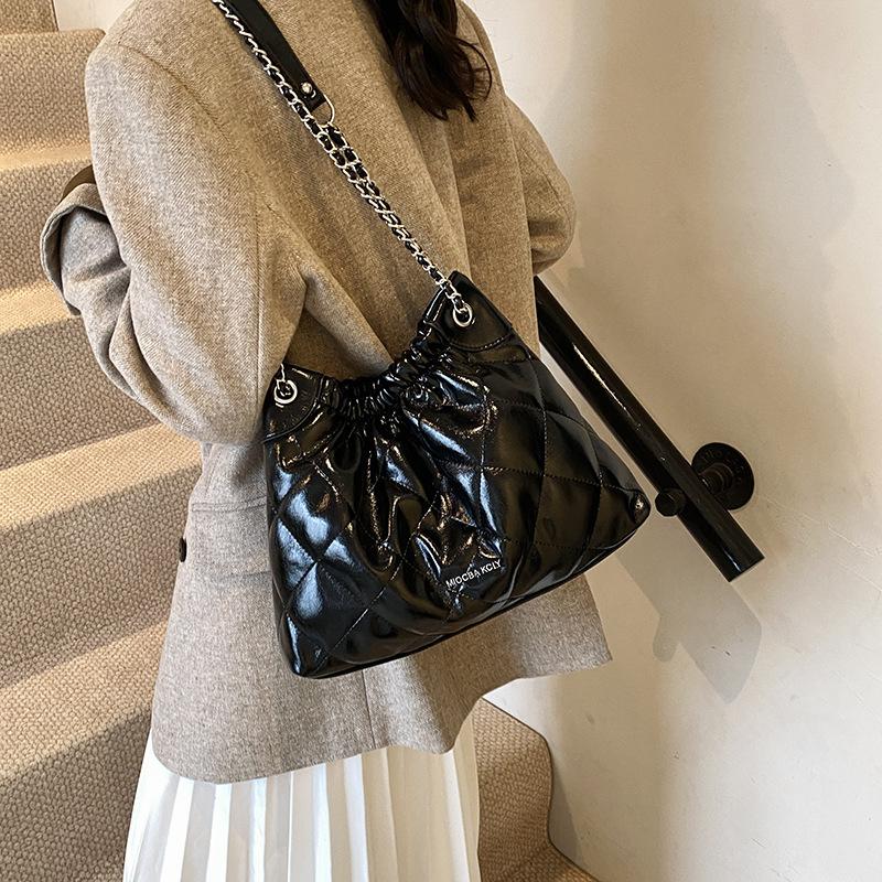Bag Autumn Women 2025 New Large Capacity Commuter Bag Fashion One Shoulder Diamond Chain Bag Simple Bucket Bag