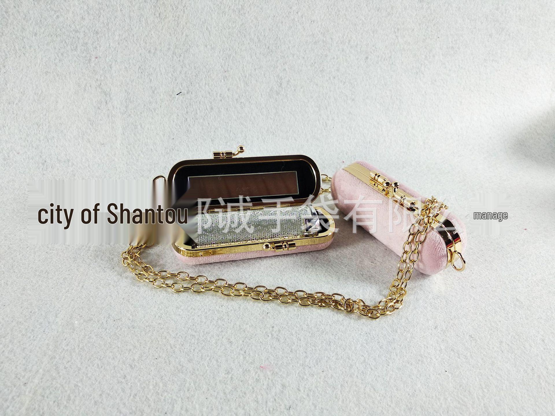 

Мини вельветовый футляр для помады с зеркальцем и цепочкой