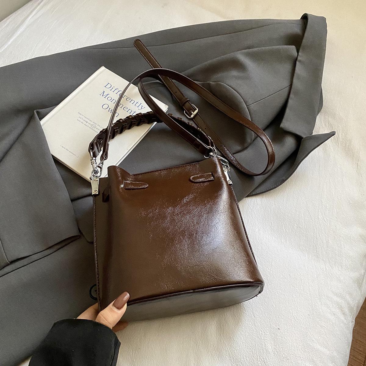 

Женская сумка-ведро высокого класса в ретро-стиле - Осень/Зима 2025 Сумка через плечо с модным дизайном замка Without Pendant