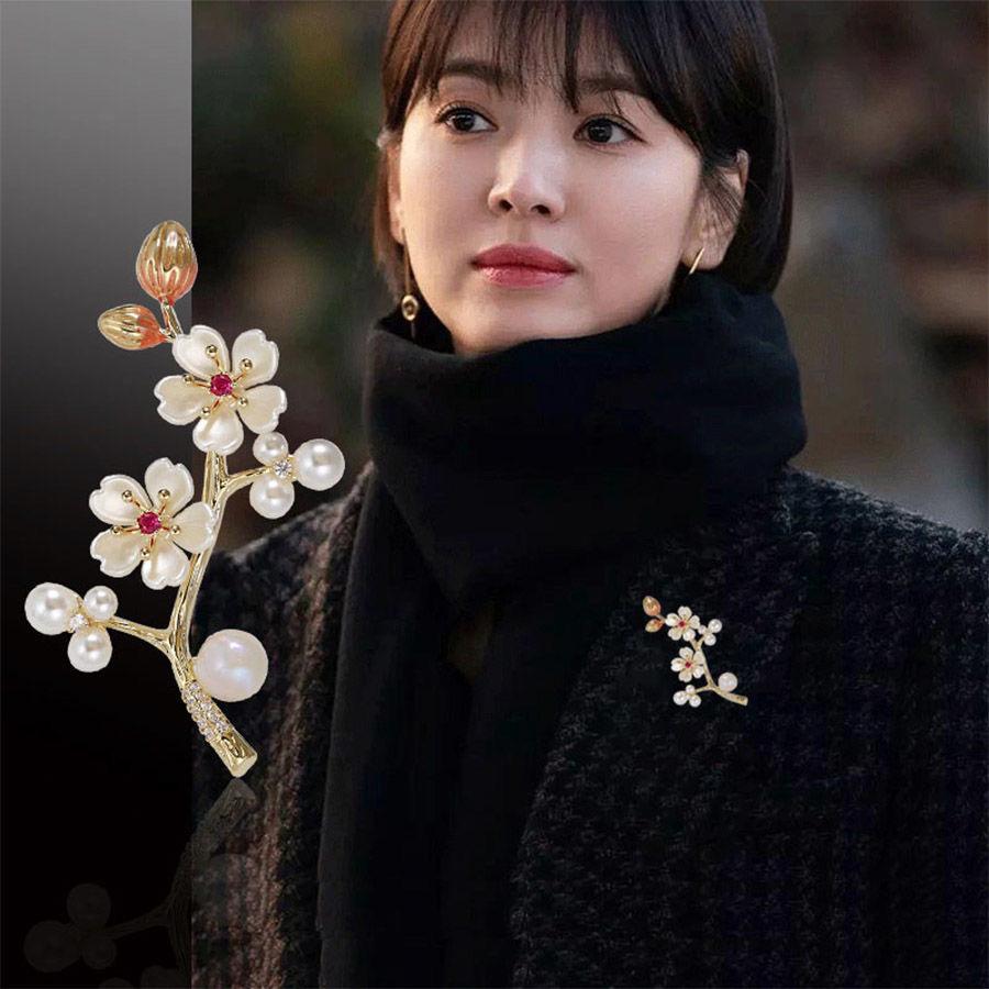 Vintage Plum Blossom Brooch – Ancient Chinese Style Floral Pin for Women's Sweaters, Elegant & Luxurious Retro Accessory