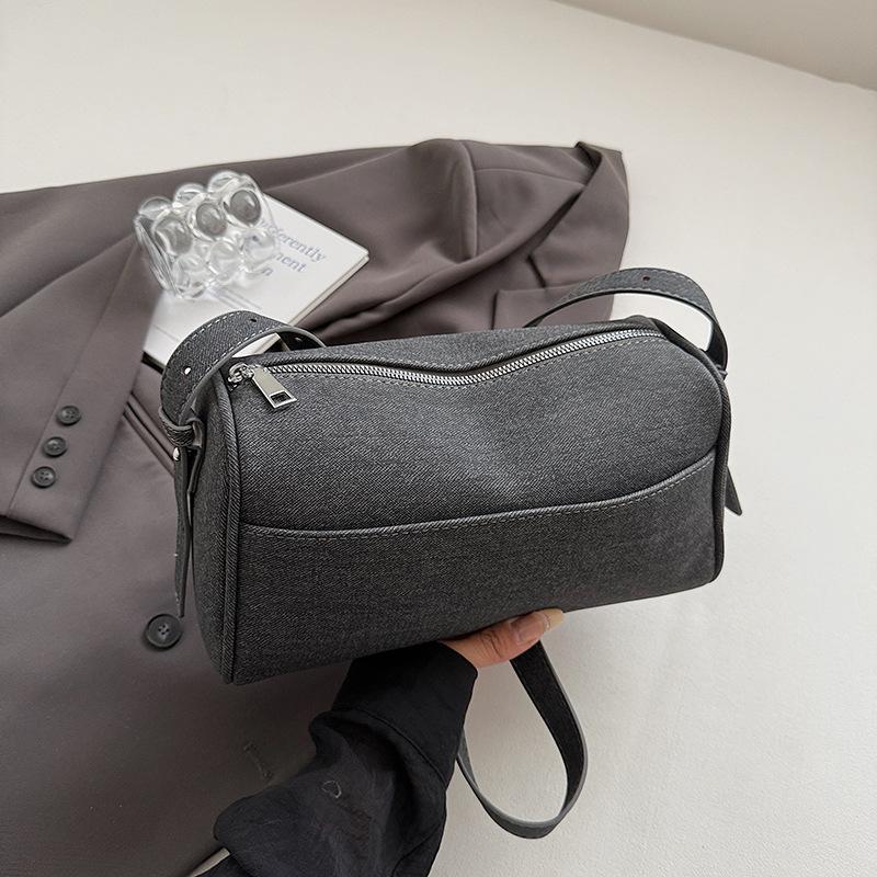 

Fashion pillow bag women s 2025 new casual niche foreign fashion shoulder bag Korean version of simple shoulder bag trend чорний