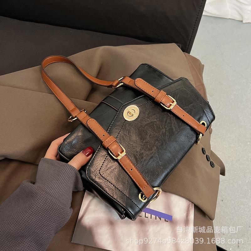 

Popular oily leather envelope bag, foreign style small bag, women s 2025 new trendy spring and summer new shoulder bag, green messenger bag чёрный
