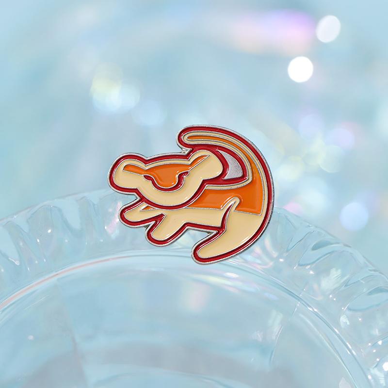 Broches de esmalte de bebê leão, broches de animais personalizados, emblemas de lapela, joias de filmes de desenho animado clássico, presente para fãs e amigos