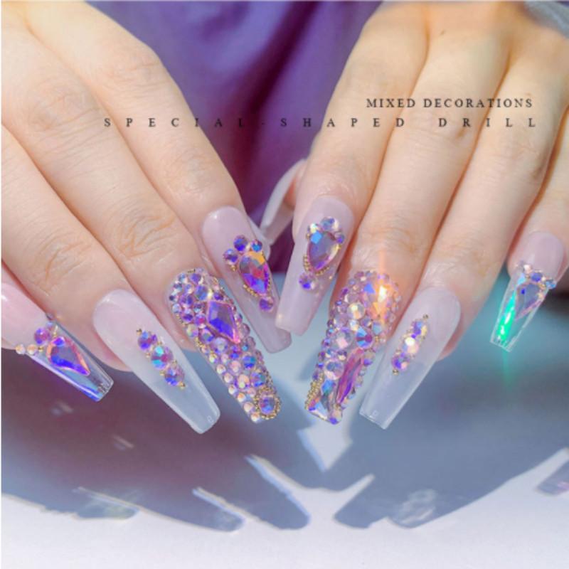 Set cu 12 grile Ornamente cu diamante pentru arta unghiilor în cutie, cu fund plat, în formă de diamant, sticlă colorată, bijuterii pentru arta unghiilor cu diamante.