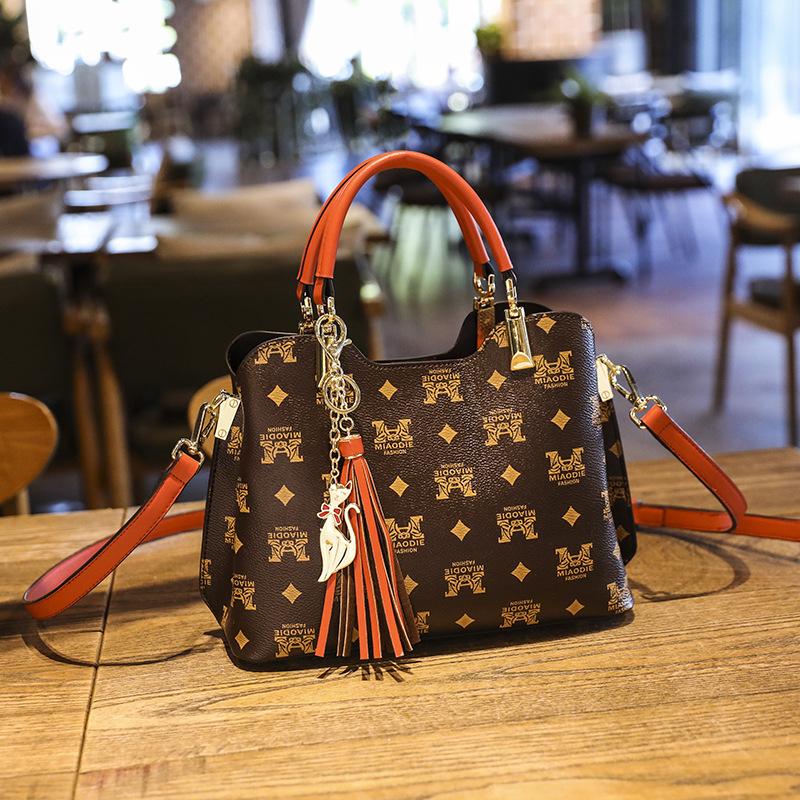 

Новая сумка женская осенняя сумка-тоут со старым цветочным принтом женская сумочка текстурная сумка большой вместимости сумка на одно плечо сумка-мессенджер тренд коричневый