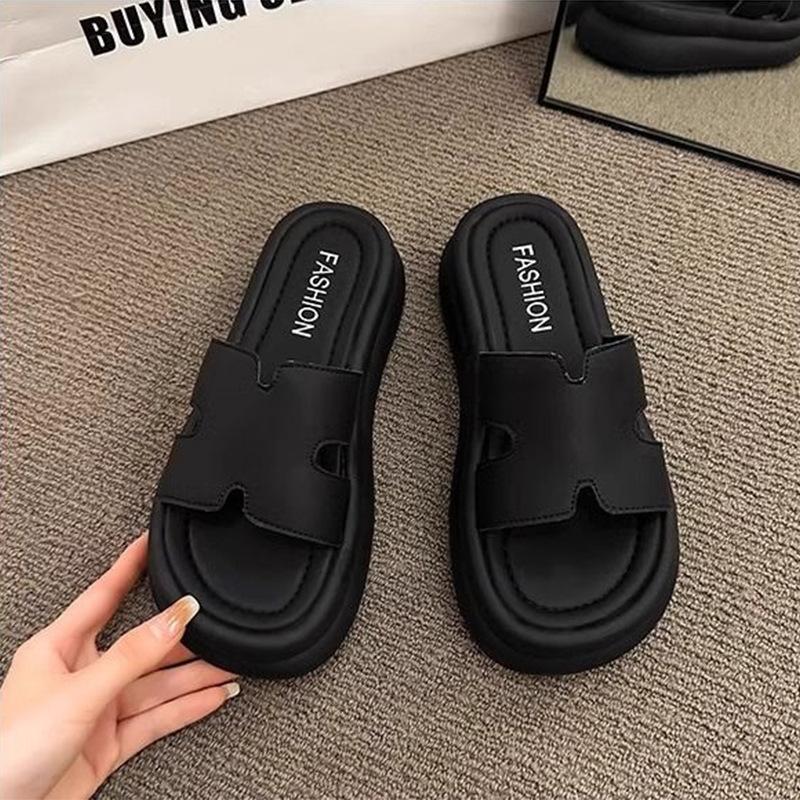 

Шлепанцы на толстой подошве для женской летней носки 2025 новые модели с юбками французские повседневные шлепки для ходьбы по грязи приморские пляжные сандалии 35