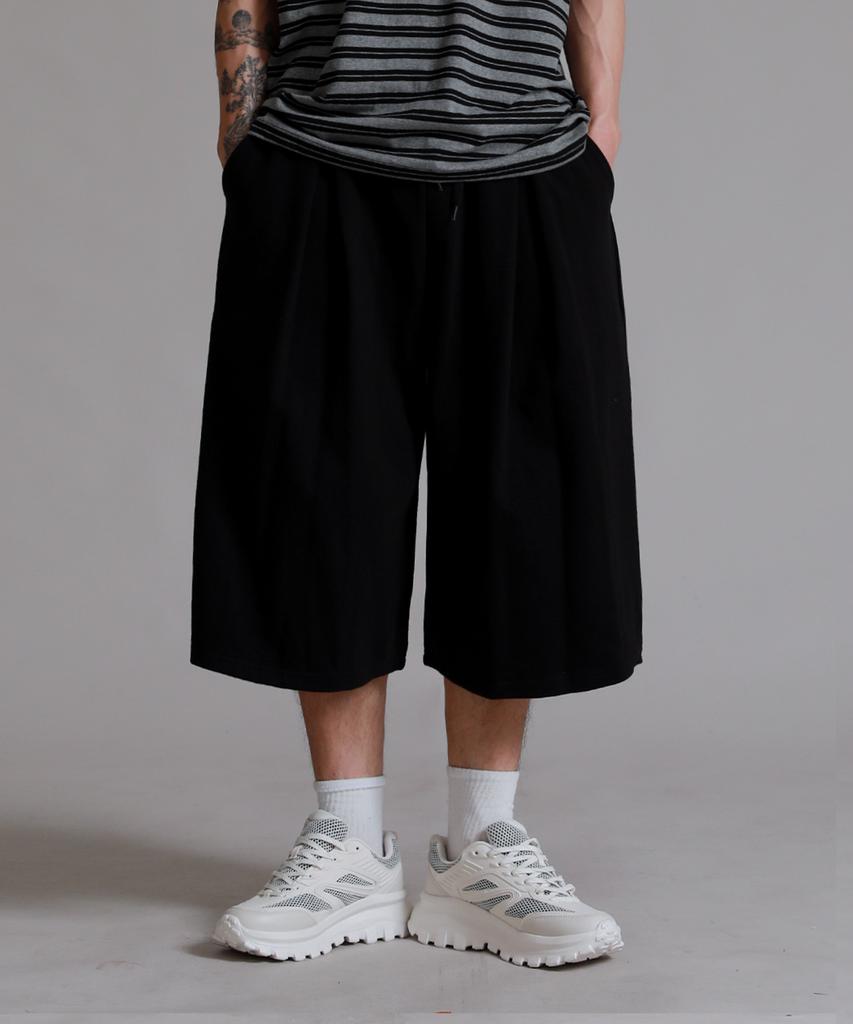 LIKE THE MOST Training Pintuck Autumn-Length Bermuda Shorts_Black
