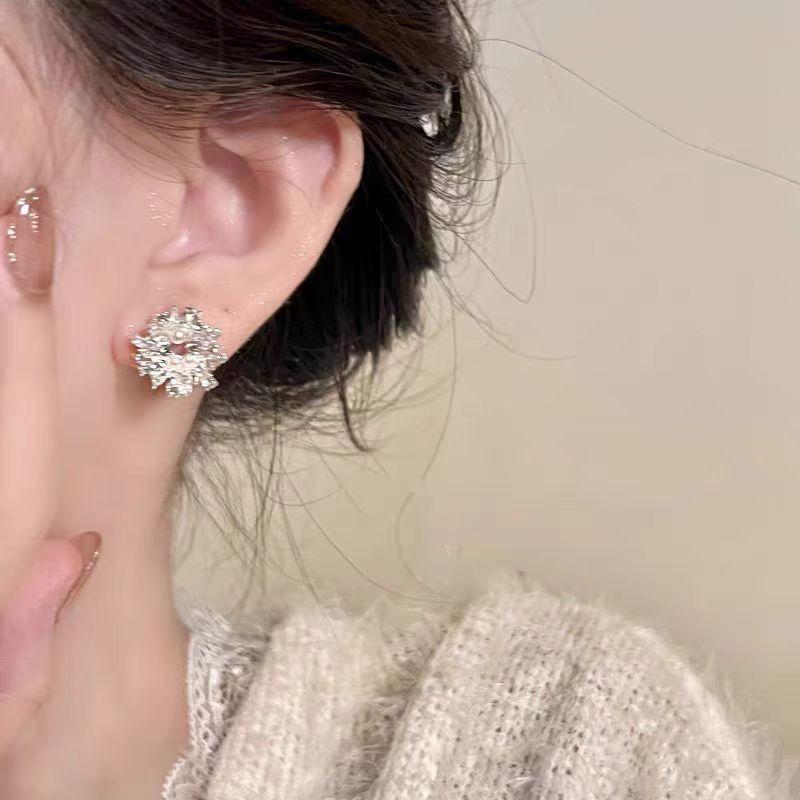 Silver Sunflower Geometric Pearl Stud Earrings Women'S Light Luxury Premium Earrings Exquisite And Unique Earrings