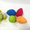 Vielseitiger latexfreier Make-up-Foundation-Schwamm-Blender in lebhaften Farben und schräger Form