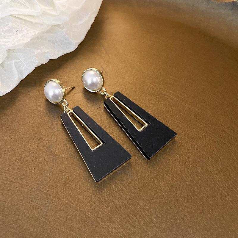 Black retro flower butterfly earrings temperament high-end stud earrings fashion niche versatile light luxury earrings