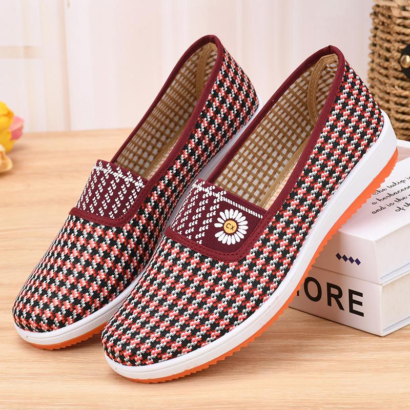 

Women s Soft Sole Non-Slip Slip-On Cloth Shoes - Spring and Autumn Casual Flats for Middle-Aged and Elderly Size 36 чорний