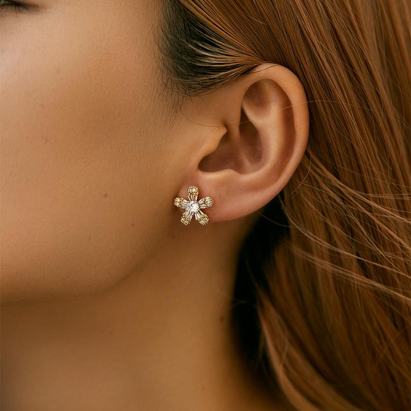 Delicate Zircon Inlaid Flower Design Simple 18k Gold Plated Copper Stud Earrings For Women