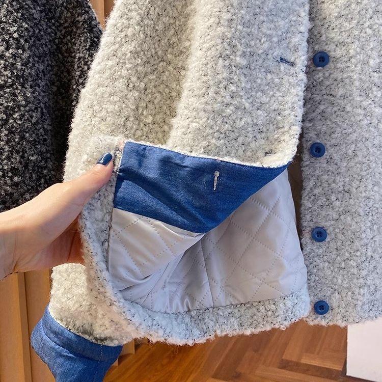 Vintage Loose Fit Short Lamb Wool Coat for Women with Long Sleeves Design