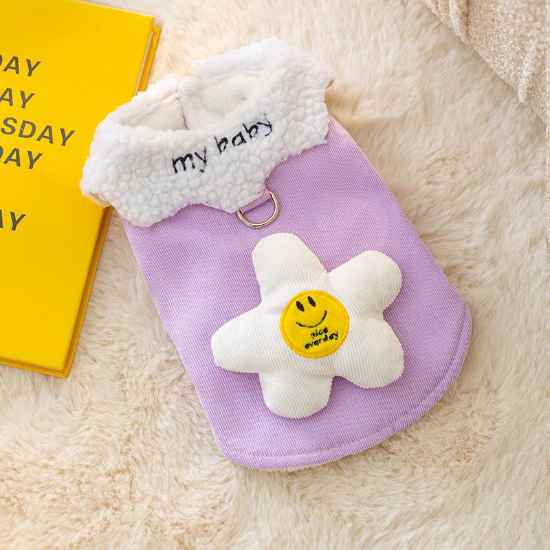 Niedliche Smiley-Gesichtsblume kann Katzenweste führen, um im Herbst und Winter warm zu halten, zwei Füße Teddy Welpenhund Samt Haustierkleidung