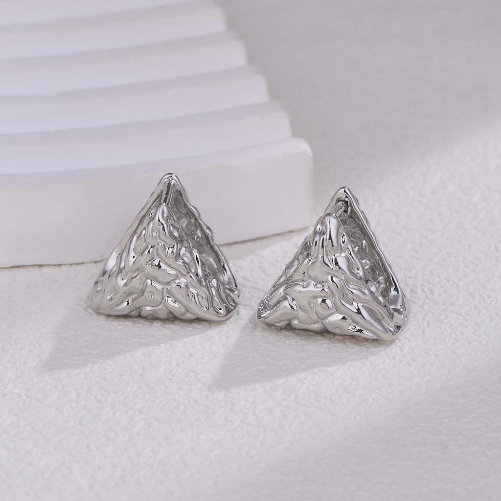 Boucles d'oreilles géométriques triangulaires transfrontalières pour femmes, sens haut de gamme, rétro, niche, personnalité, boucle d'oreille, boucles d'oreilles plissées simples et irrégulières