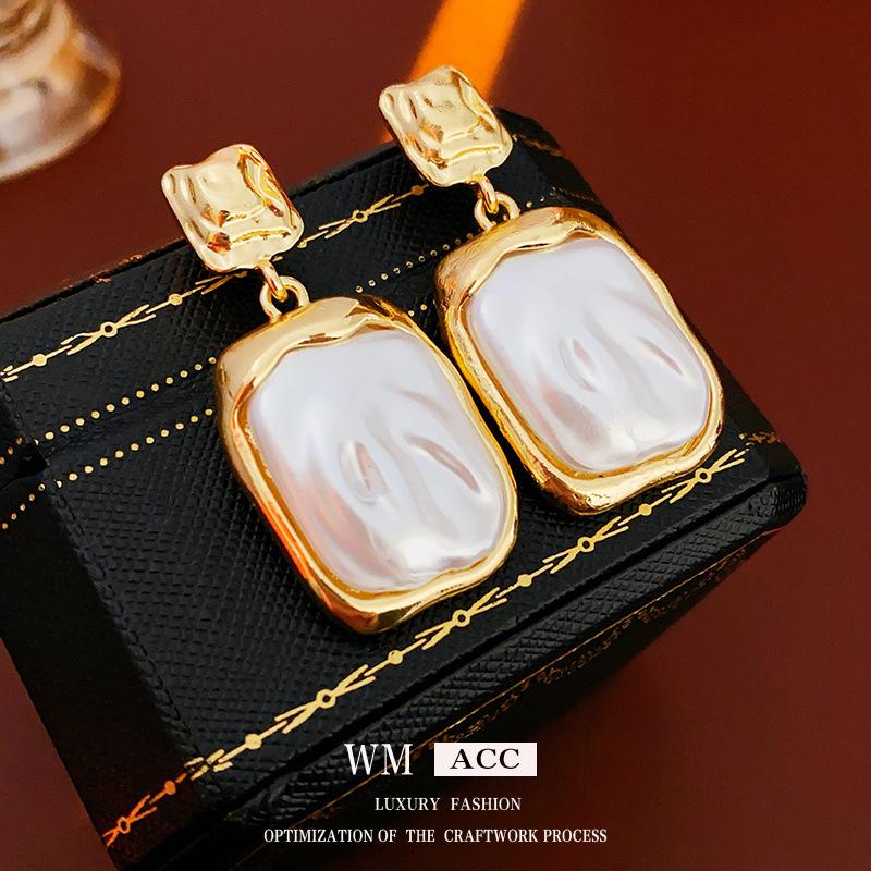 

Серебряные игольчатые плиссированные серьги с квадратным жемчугом, модные серьги во французском стиле ретро с легкой роскошью и ощущением высокого класса