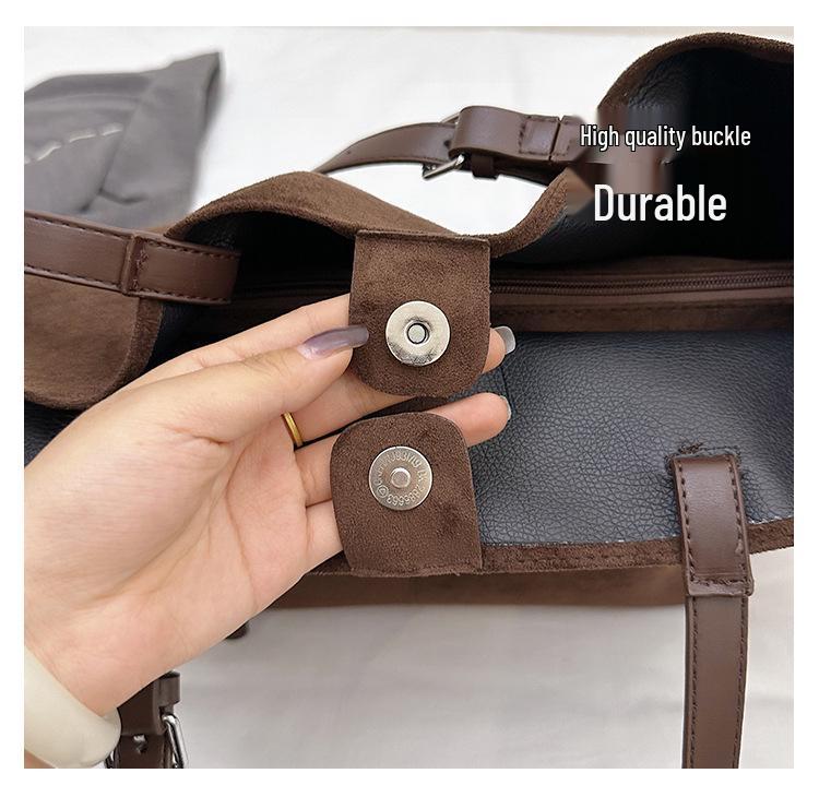 Korean-Style Trendy Mylar Women's Tote: Large Capacity, Versatile Commuter Shoulder Bag for Autumn/Winter
