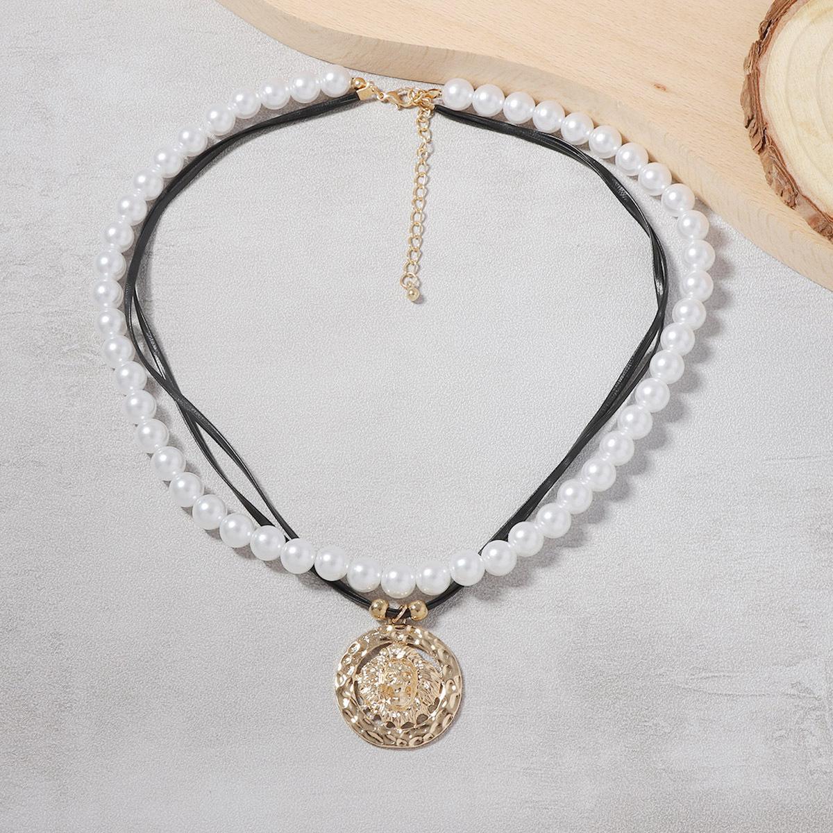 Простой и модный высококачественный кулон с рельефным узором из сплава, двухслойное ношение, нишевый дизайн, женское ожерелье с имитацией жемчуга