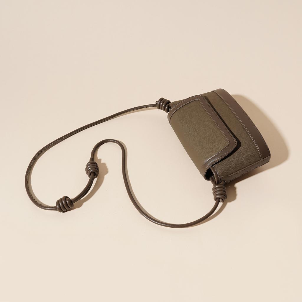 The First Layer of Cowhide New Autumn and Winter 2025 Fashion Versatile High-end Simple Classic Solid Color Shoulder Messenger Bag