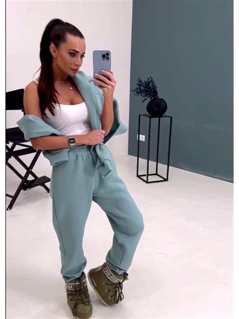 Mode Femme Européenne & Américaine Sweat-shirt Style Japonais: Ensemble deux pièces tricoté en polaire premium de couleur unie, Collection 2023.