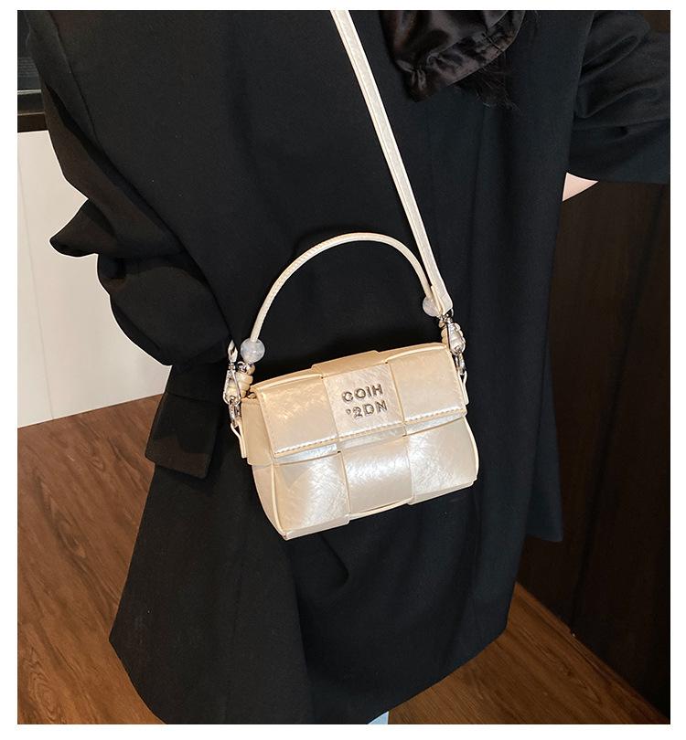 Niche design bag women's spring and summer 2025 new fashion shoulder messenger bag fashion high sense woven small square bag