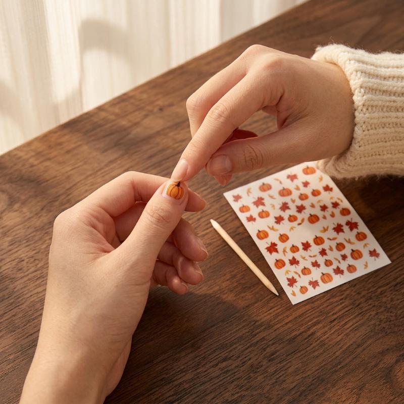 1 Blatt Herbstblatt Karomuster Linie Klebe-Slider Niedliche Kürbis-Nagelsticker Abziehbilder Herbst Erntedankfest Nageldesign Zubehör