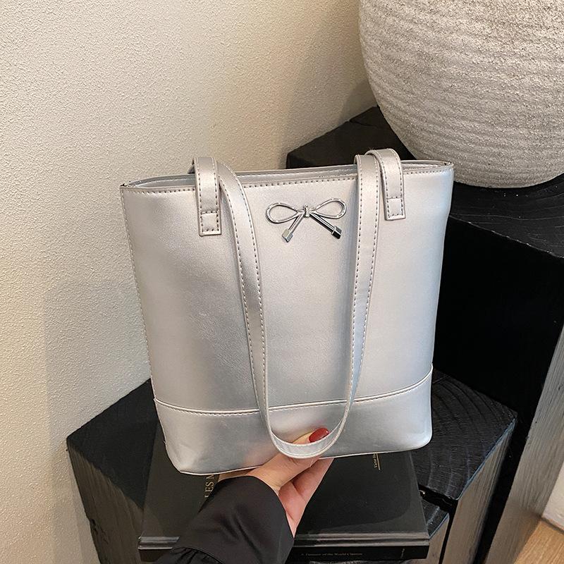 

Large capacity oil wax leather commuter backpack women s 2025 new versatile multi-purpose shoulder tote bag trendy bag серебряный