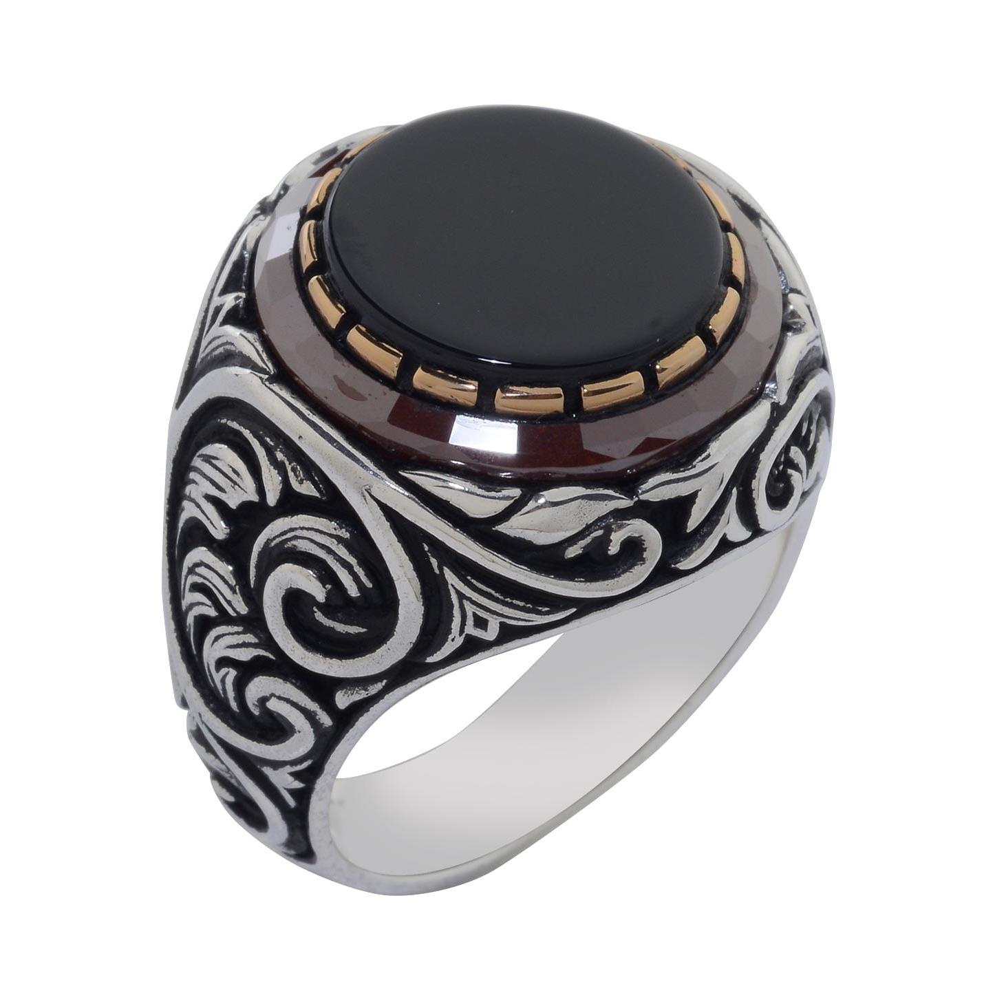 

Мужское кольцо из стерлингового серебра с бордовым красным камнем в окружении черного оникса