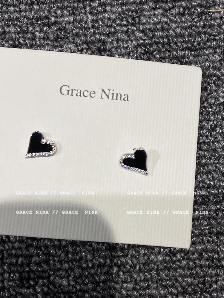 Sparkling Black Heart Stud Earrings: Elegant, Niche Design for Women