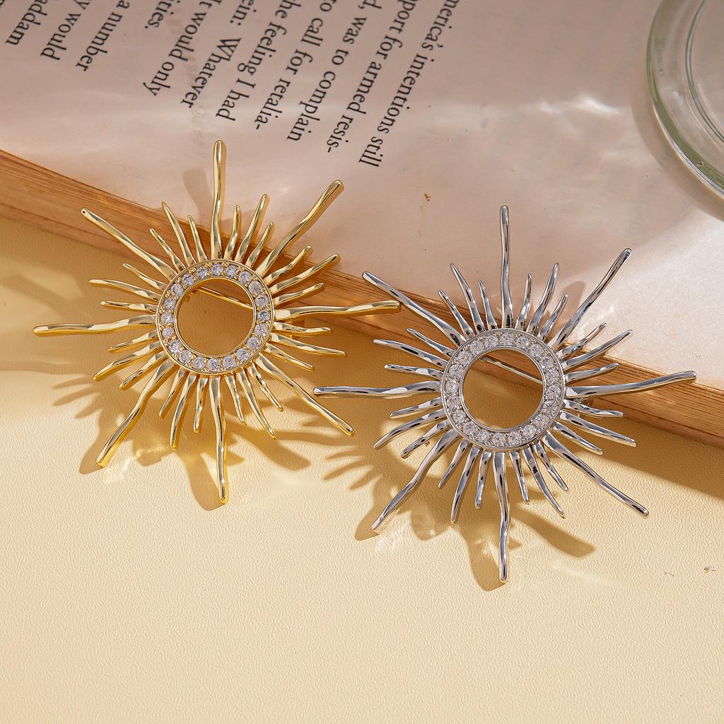 18 Karat Echtgold-Galvanisierung Europäischer und Amerikanischer Metall-Sinn Zirkon Runde Sonnen-Brosche Personalisierte Nischen-Accessoires