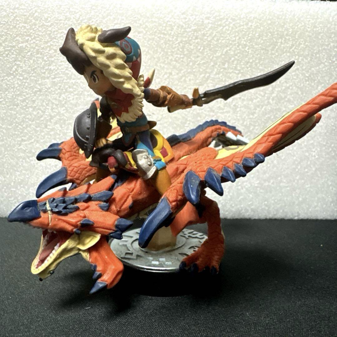 

[Б/У] Фигурка Охотника на монстров с драконом