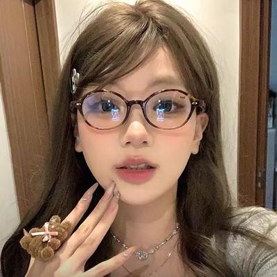 Gafas de nerd ovaladas con montura de carey retro Nix Dowd para mujer. El maquillaje sencillo se puede combinar con un alto grado de detalle.