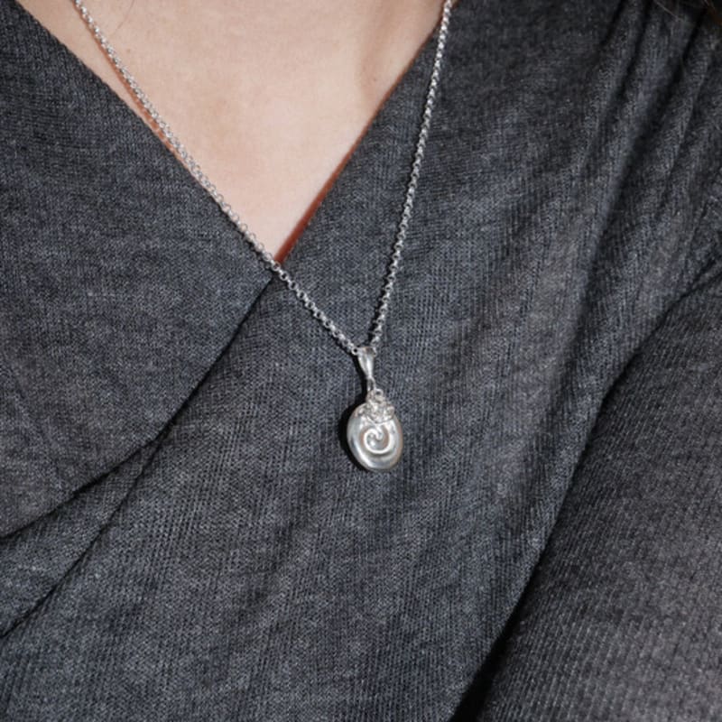 

ovoe studio Swirling pattern necklace 45cm