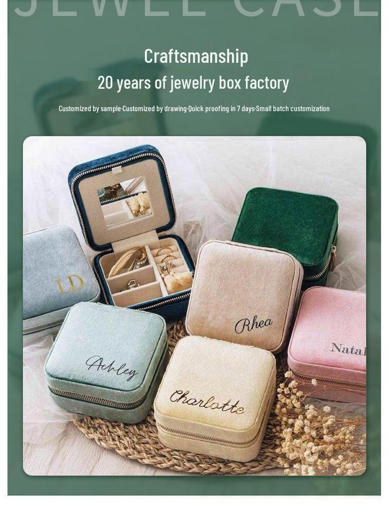 Czerwone aksamitne pudełko podróżne na biżuterię ze złotymi akcentami