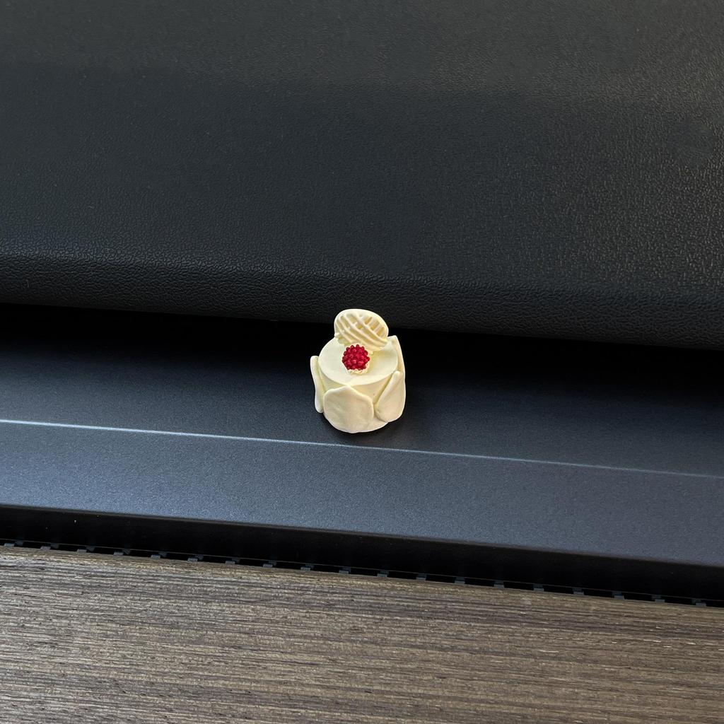 Car-Mounted Cute Cake Ornament: Screen & Interior Decor