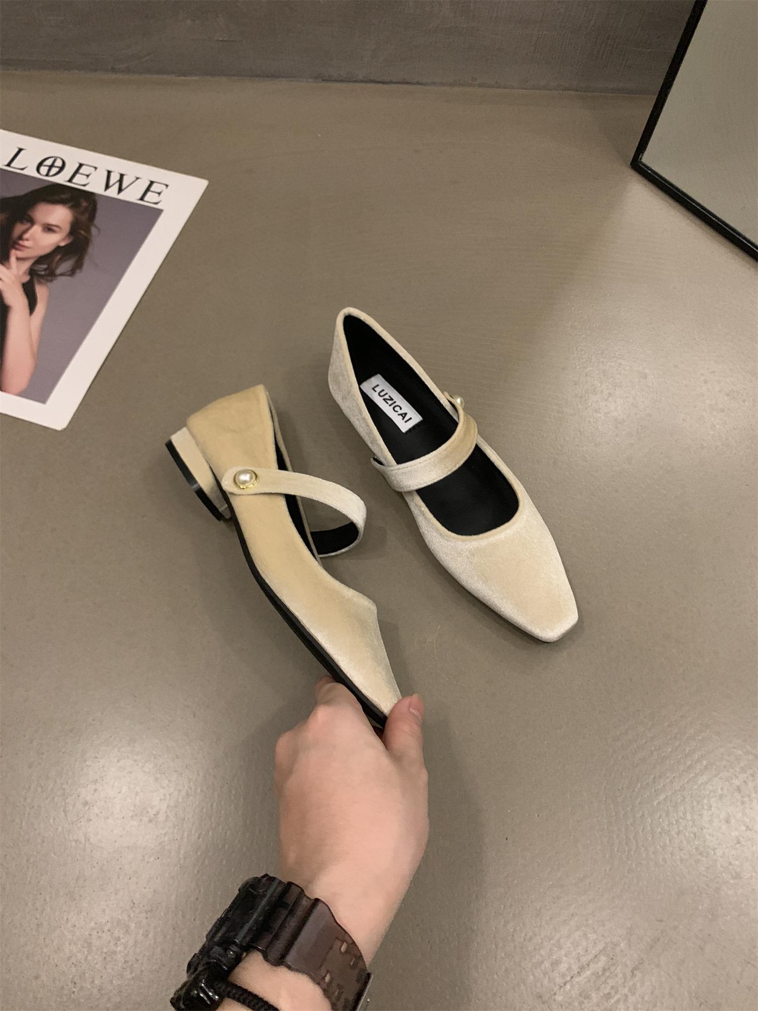 НовыеЭлегантные велюровые туфли Мэри Джейн с жемчужной пряжкой женские балетки из бархата женские вечерние туфли-лодочки на низком каблуке винно-красного цвета 35 абрикосовый 2898₽