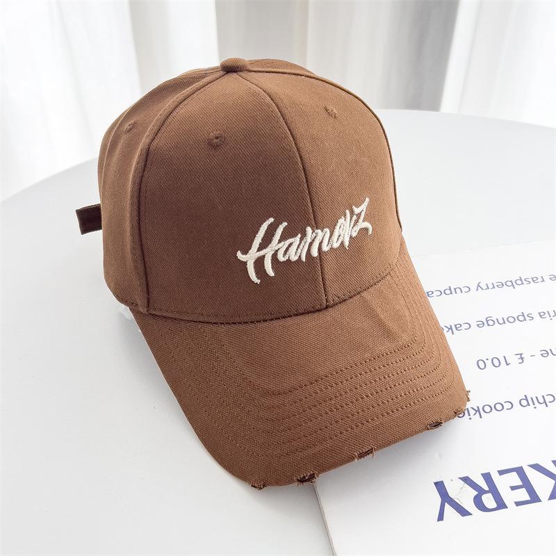 

Корейская версия бейсболки с жестким верхом и вышивкой букв для женщин в весенне-летних трендах. Универсальная модель с широкими полями и маленькой солнцезащитной бейсболкой. adjustable