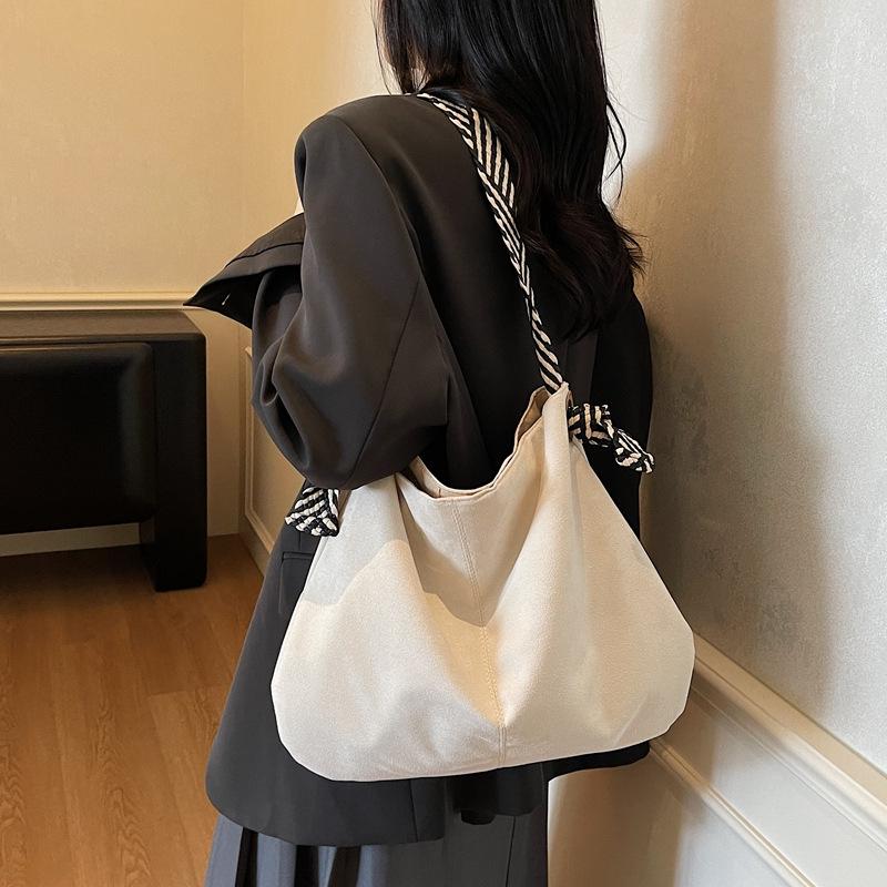 

Matte Retro Women s Large Capacity Handbag: Versatile Single Shoulder & Crossbody Tote for Autumn/Winter 2025 41*6*33cm брудно-білий