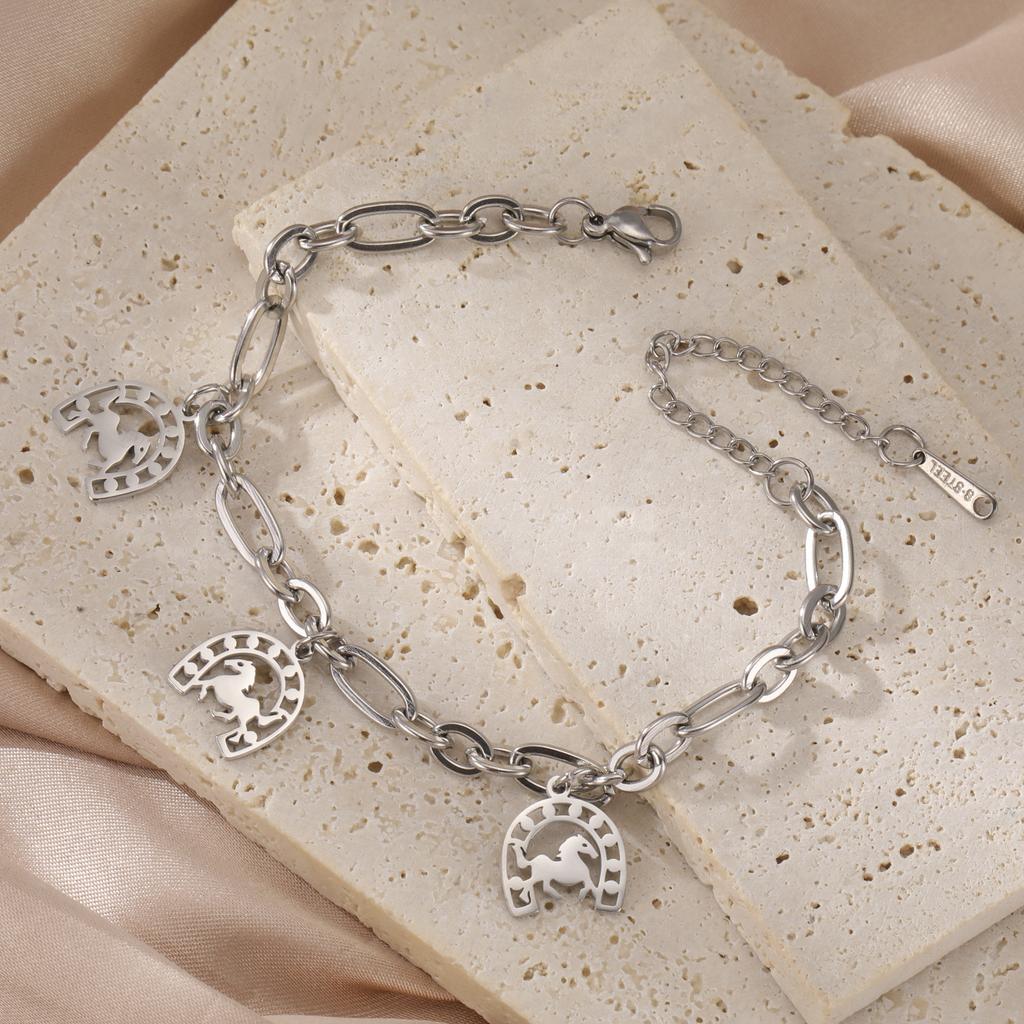 Vintage Hollow Horseshoe Pendant Bracelet Simple Fashion Women Jewelry