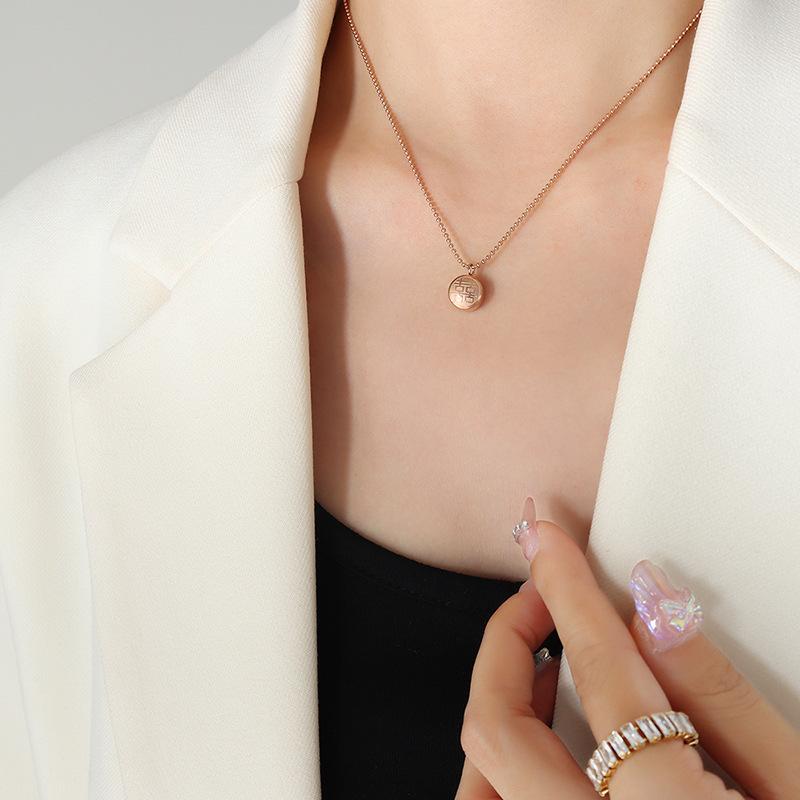 

Guofeng Fashion Commuter Niche Design Double Happiness Fu Двустороннее ожерелье с подвеской из титановой стали с покрытием из 18-каратного золота