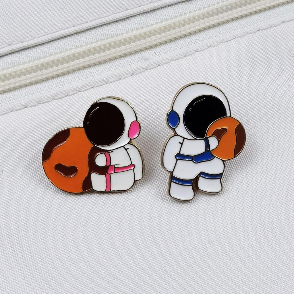 Cute Couple Astronaut Brooch: Planet Hugging Pin Badge