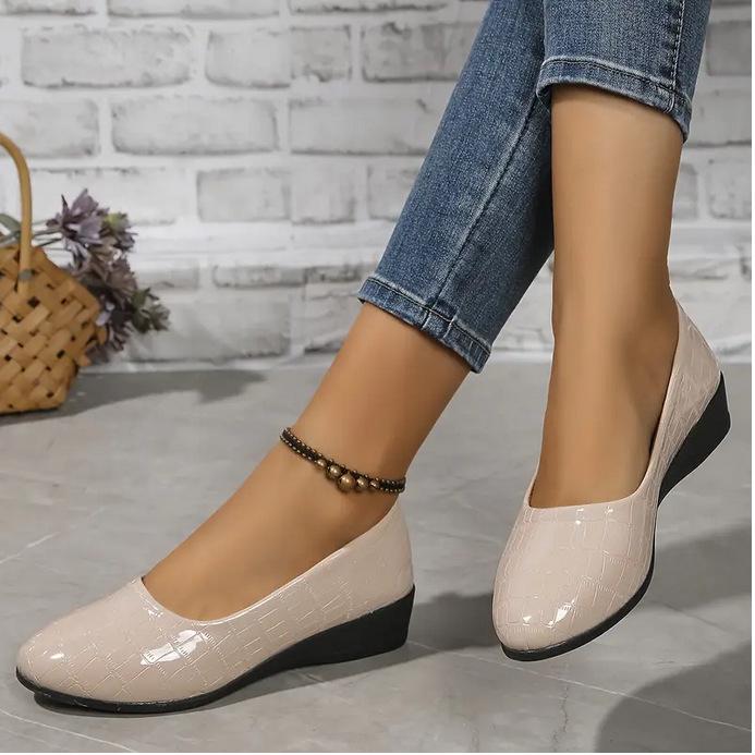 Mocassini Sneakers da Donna Taglie Forti con Punta Acuta e Tacco a Zeppa - Primavera 2024