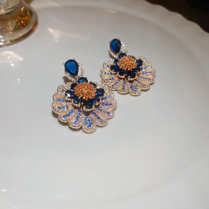 Kwiatowe Perłowe Srebrne Kolczyki Kwadratowe z Diamentami: Elegancka, Wszechstronna Biżuteria dla Słodkiego i Delikatnego Wyglądu.