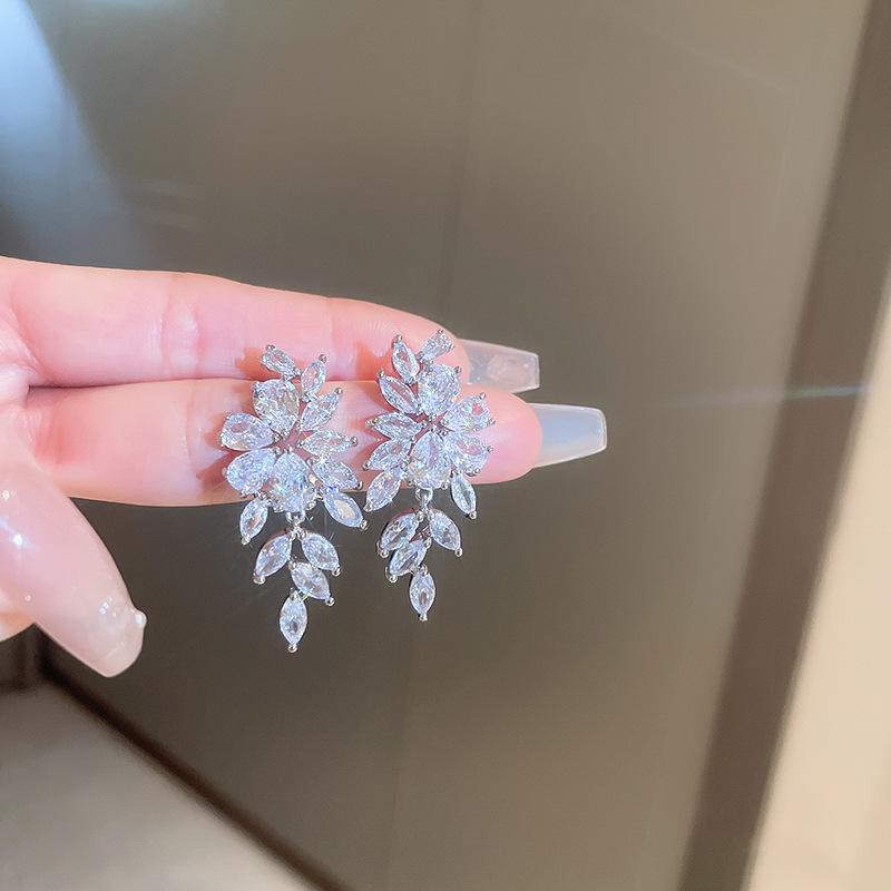 Silver needle zircon leaf fringed earrings high sense Internet celebrity style earrings personalized design French light luxury earrings wholesale