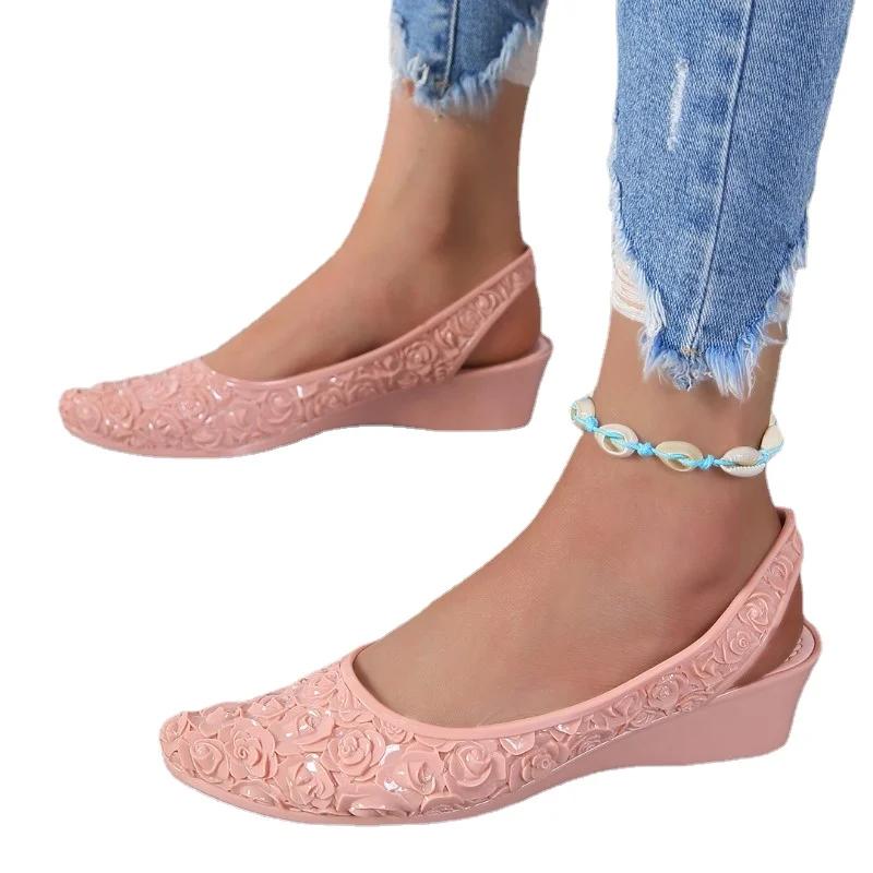 

Модные женские туфли на невысокой танкетке с цветами 2025 Лето Новые Розовые Сандалии с закрытым носком для женщин Лаконичные Слипоны Повседневные женские сандалии 40 розовый