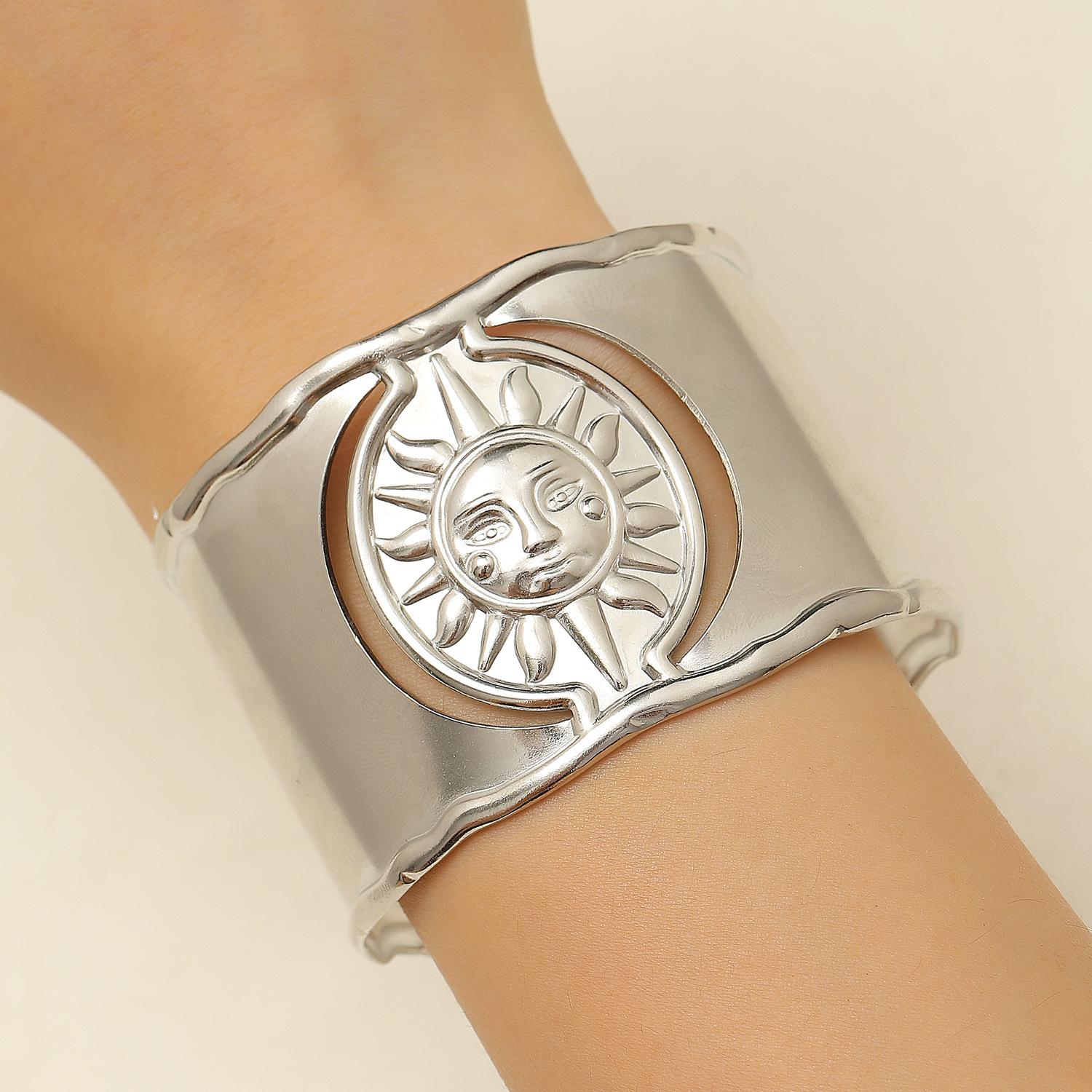 

Модный дизайн с золотым покрытием, гладкий браслет из нержавеющей стали Sun 1 pcs серебряный